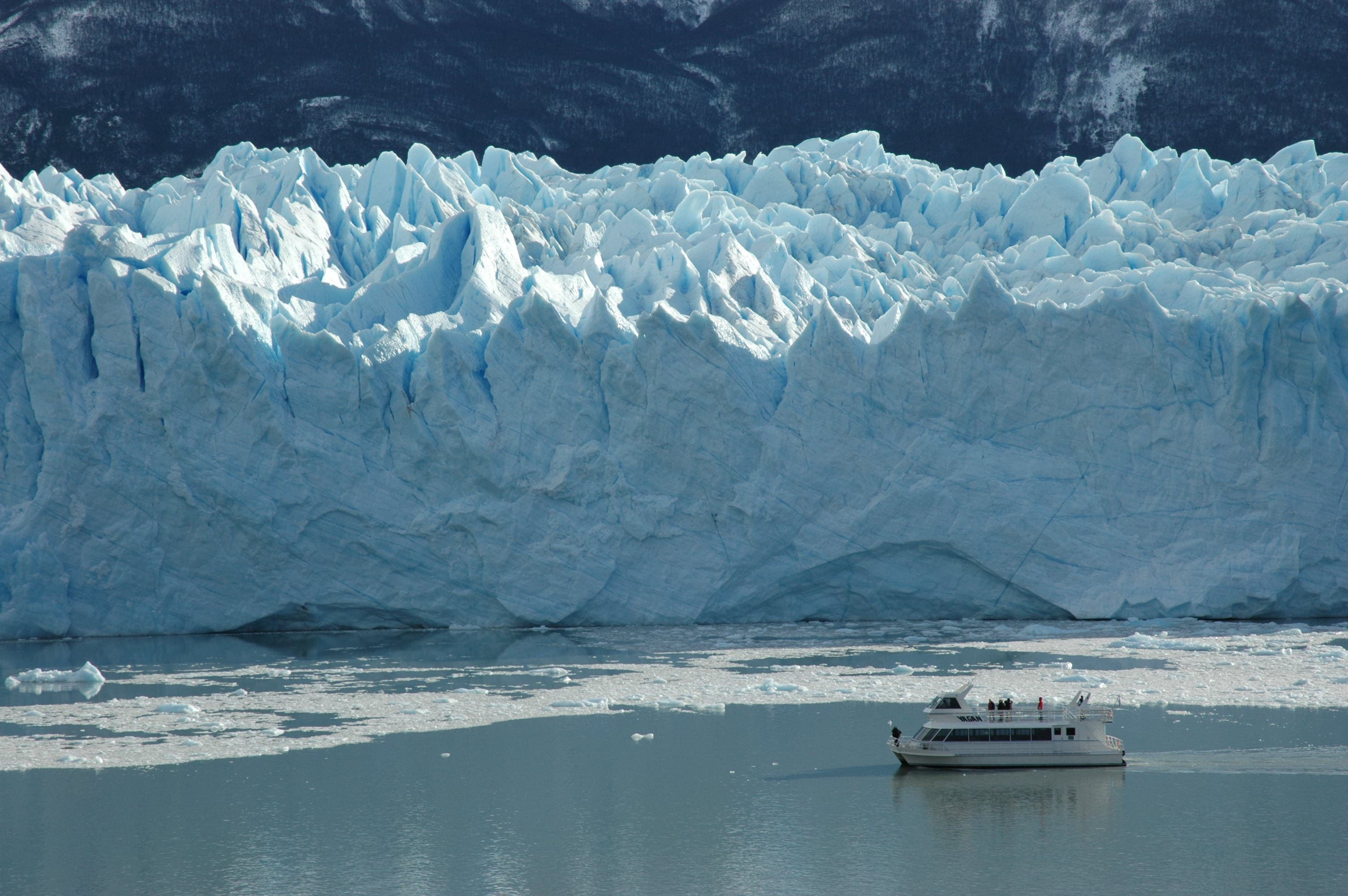 Navegación frente al Glaciar Perito Moreno